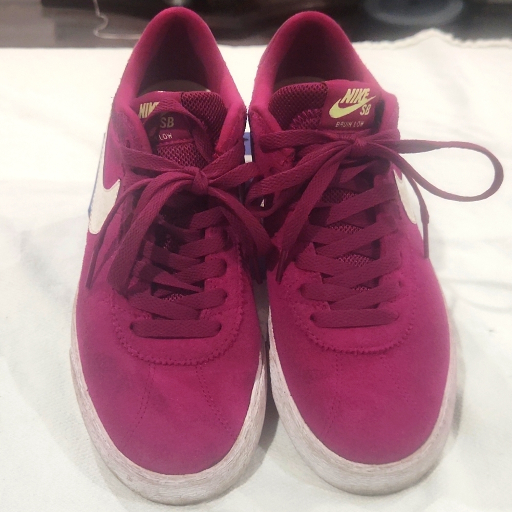 Nike SB Bruin Low Shoes True Berry Suede AJ1440-600 Women Size 8 EUC